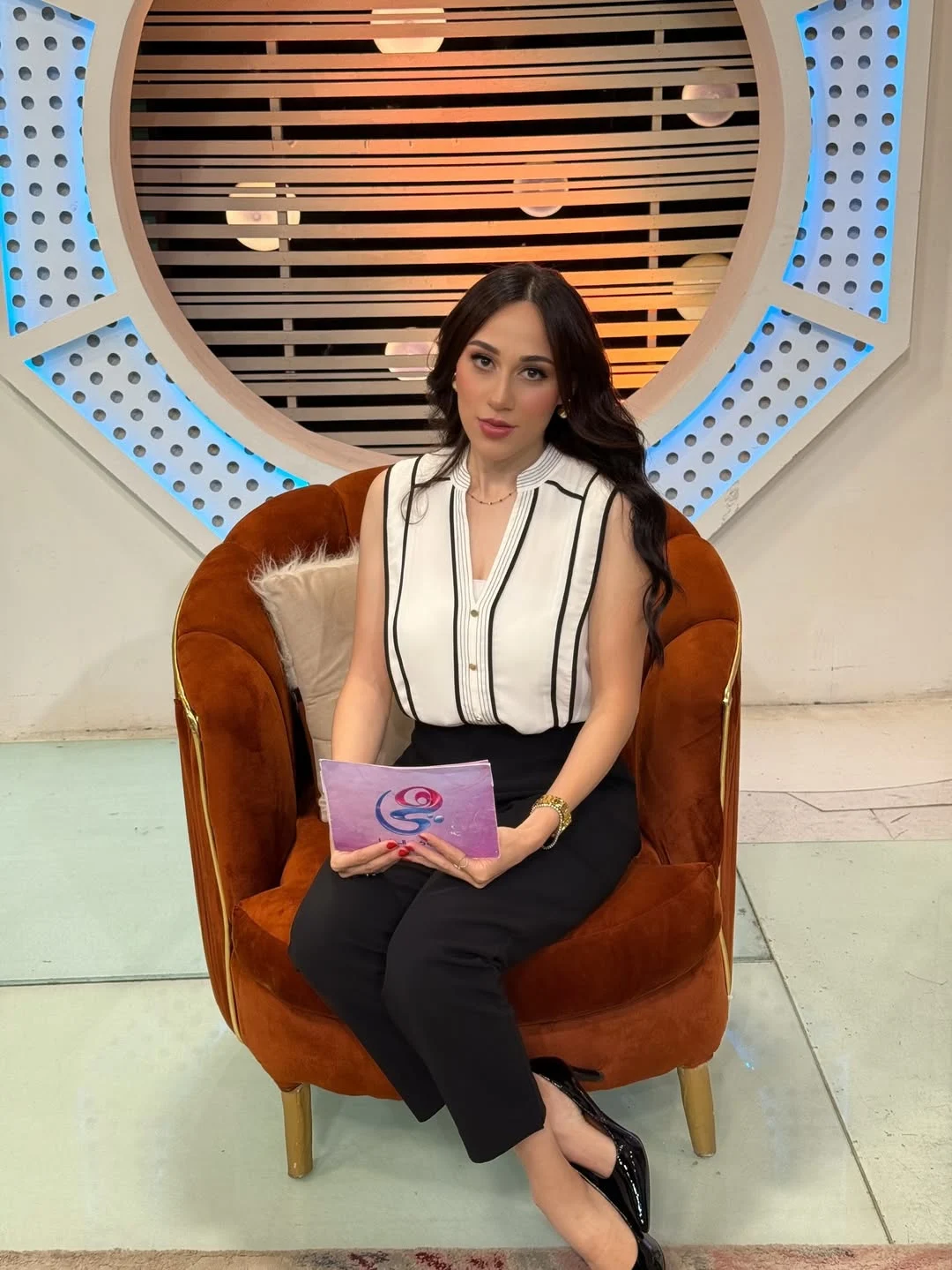 Menna Kamahy as a TV presenter in Egypt, speaking on entrepreneurship and women empowerment